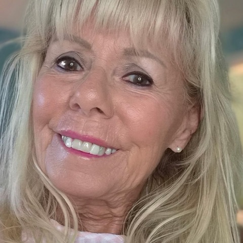 Portrait of Debbie Peters